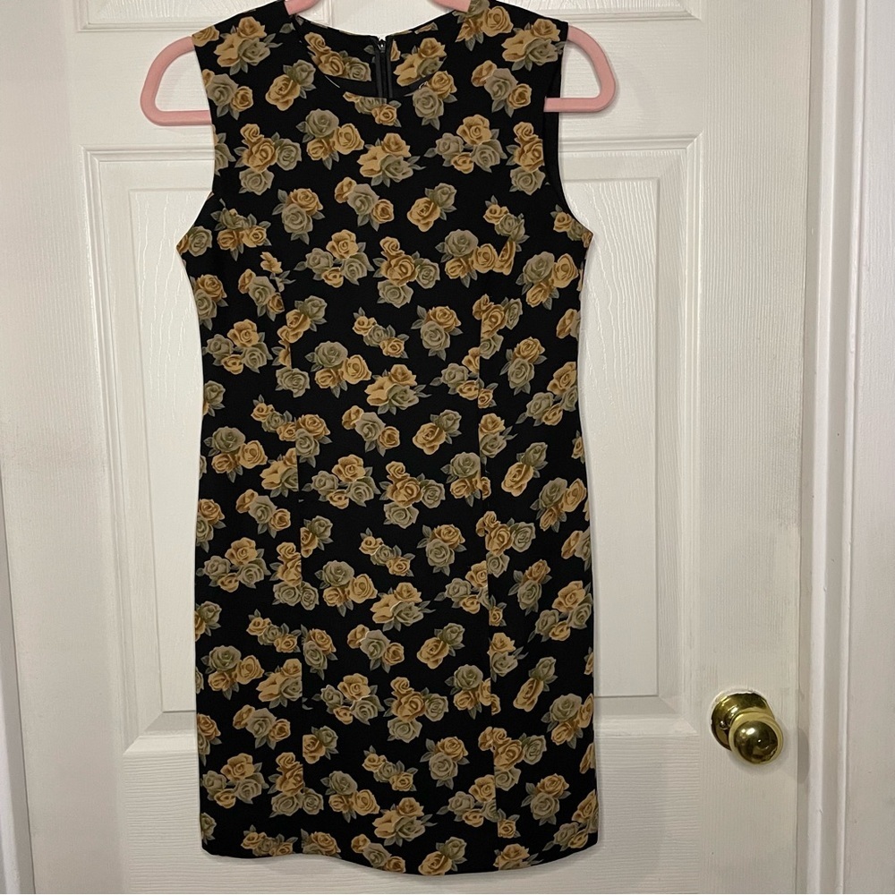 ⭐️Plum- black and beige/brown flower shift dress